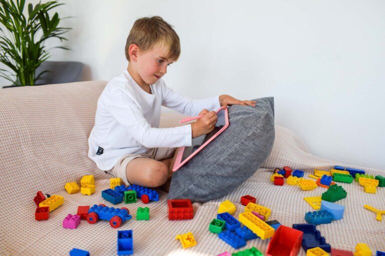 MENSCHEN_Kind_Spielen