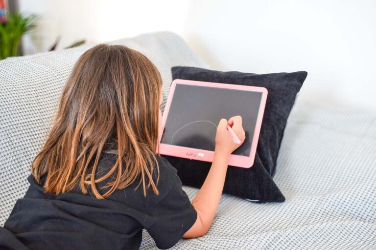MENSCHEN_Kind_Tablet_3